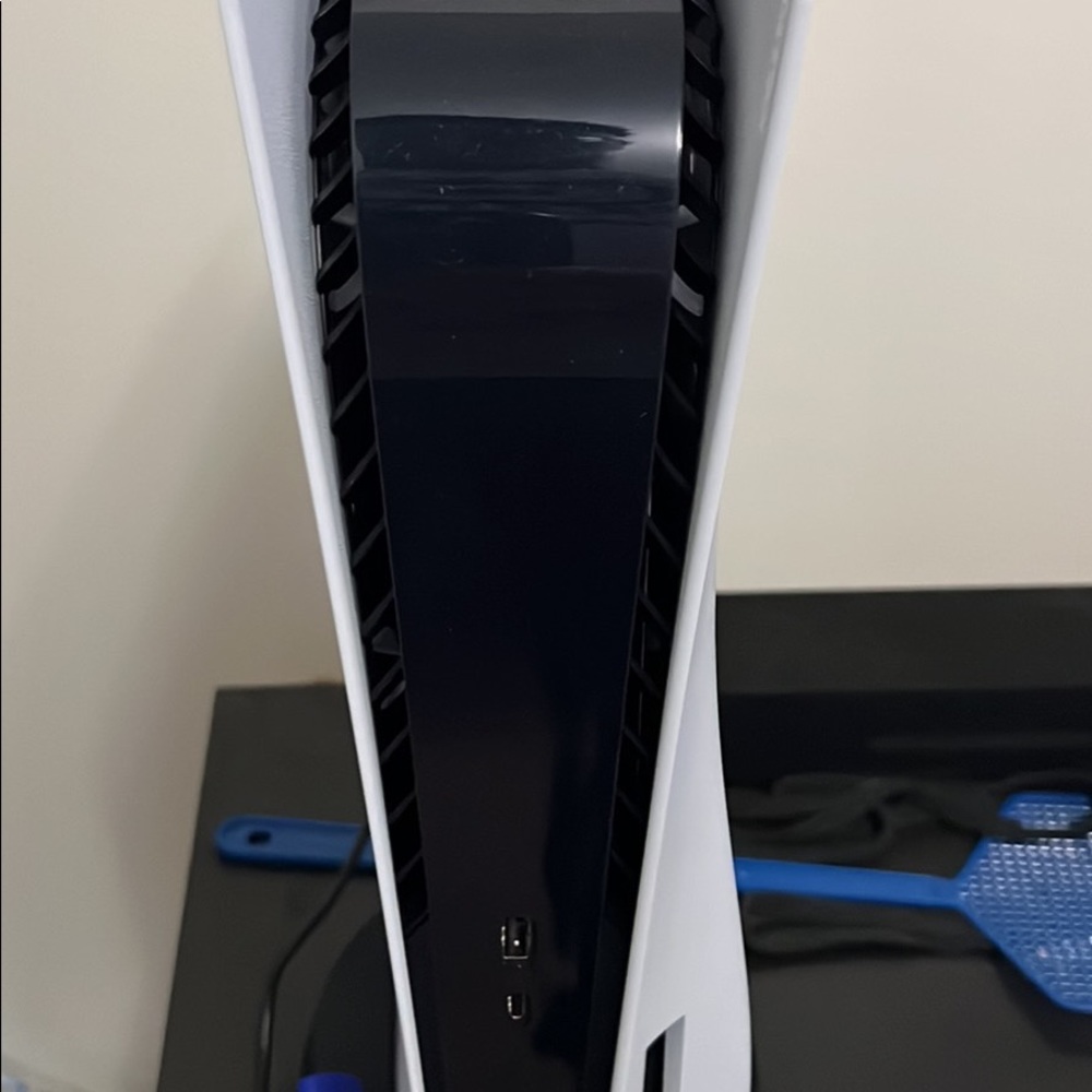 PlayStation 5 - Picture 1 of 3